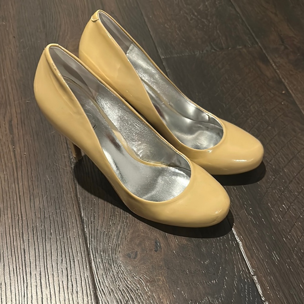 Elegant Cream Pumps